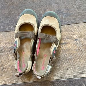 Kangaroo Merrell shoes size 9.5